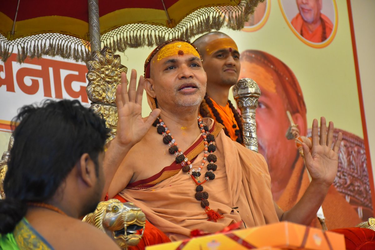 AnnuTandonUnnao's tweet photo. आज जगद्गुरु #शंकराचार्य स्वामी अविमुक्तेश्वरानंद सरस्वती जी के #उन्नाव आगमन पर उनका स्वागत करने और अपनी आस्था प्रकट करने का सौभाग्य प्राप्त हुआ।

महाराज जी ने हमारे उन्नाव के पुरखों के मंदिर में अपने पावन चरण रखकर हम सभी को अपने आ���ीर्वाद से प्रफुल्लित कर दिया।

#गौ_माता की रक्षा और सम्मान के लिए जो उनका संकल्प है, वह हमारी संस्कृति और आस्था से जुड़ा विषय है। इस पुण्य पहल में मैं उनका समर्थन करती हूँ और आगे भी करती रहूँगी। 🙏