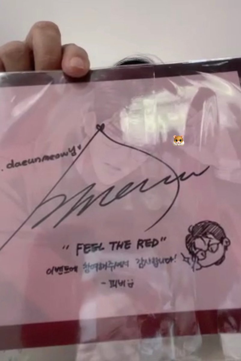 ฮือออออ 😭💖 ขอบคุณพี่หมาแดงประเทศไทยมากๆ สำหรับกิจกรรมดีๆ เป็นประจำทุกปีนะคะ ปีนี้ได้ลายเซ็น <a href="/unintentionalpb/">피비</a> 🏒 ด้วย ดีใจมากๆ เฝ้าตู้ไปรษณีย์ตั้งแต่วันประกาศผล วันนี้ตัวยังไม่ถึงไทย เลยรีบให้แม่แกะให้ อีอันหล่อทะลุวิดีโอคอลเลย อิอิ

<a href="/LezhinTH/">LEZHIN TH</a> 
#Lezhin_FeeltheRed 
#LezhinTH