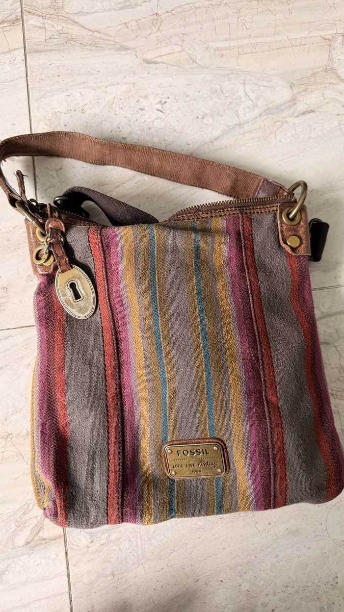 jisungsook's tweet photo. preloved tas fossil ini ada tali panjangnya juga, condi overall goodcondi kecuali si tali pendek nya ky di pict 3, price 400k https://t.co/ddrNdAfQ8j