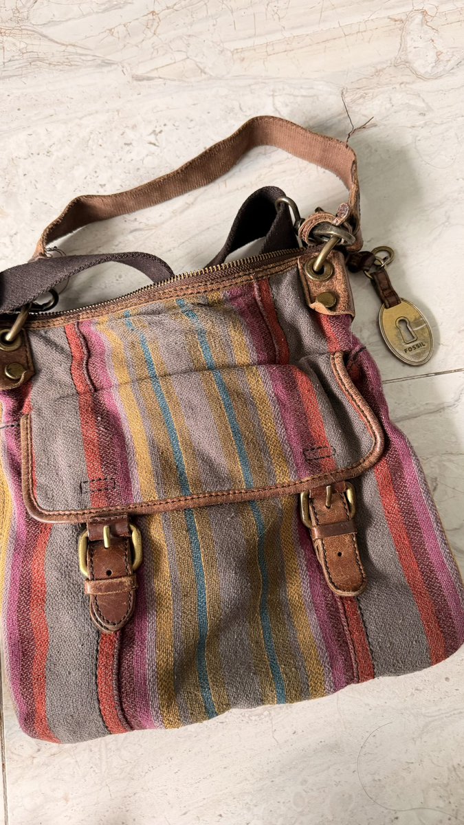 jisungsook's tweet photo. preloved tas fossil ini ada tali panjangnya juga, condi overall goodcondi kecuali si tali pendek nya ky di pict 3, price 400k https://t.co/ddrNdAfQ8j