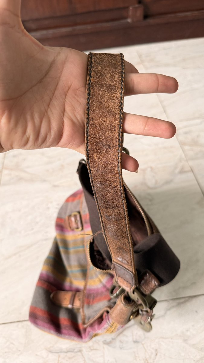 jisungsook's tweet photo. preloved tas fossil ini ada tali panjangnya juga, condi overall goodcondi kecuali si tali pendek nya ky di pict 3, price 400k https://t.co/ddrNdAfQ8j