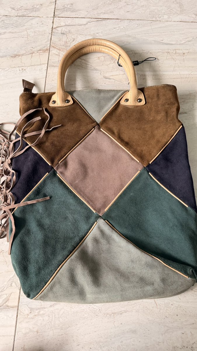 jisungsook's tweet photo. preloved tas donini ini lucu bgt tapi belum pernah aku pake samsek, kotor krn disimpen doang💔😩 kotornya ga too much sesuai di pict aza. price 400k boleh nego https://t.co/sX9IyZPmz6