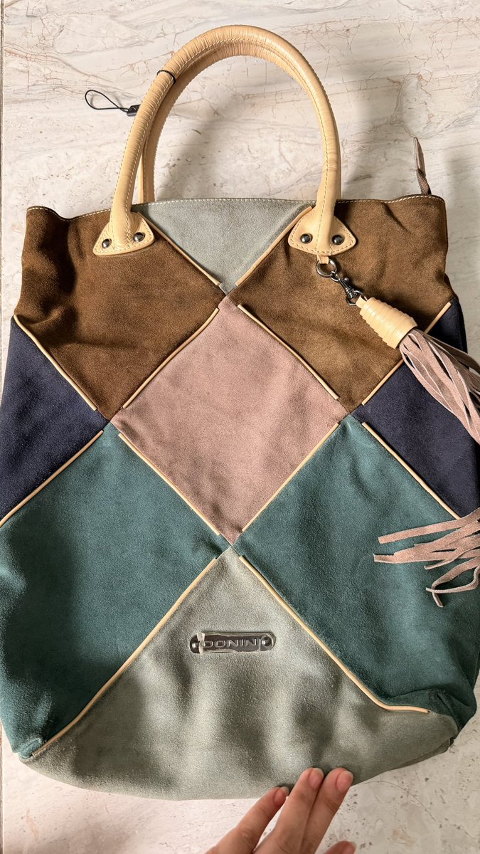 jisungsook's tweet photo. preloved tas donini ini lucu bgt tapi belum pernah aku pake samsek, kotor krn disimpen doang💔😩 kotornya ga too much sesuai di pict aza. price 400k boleh nego https://t.co/sX9IyZPmz6