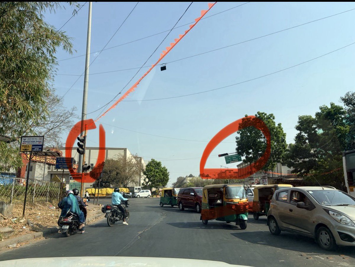 HillEmbeddings's tweet photo. Hello @blrcitytraffic 
Can you fix these two traffic lights circled in red? 

The traffic light on the left is facing away from the road and is not visible. The other one is tilted below. 

Location: BEML Gate - New Thippasandra Main Rd crossing. 

Thanks! https://t.co/VtsarCJ93E