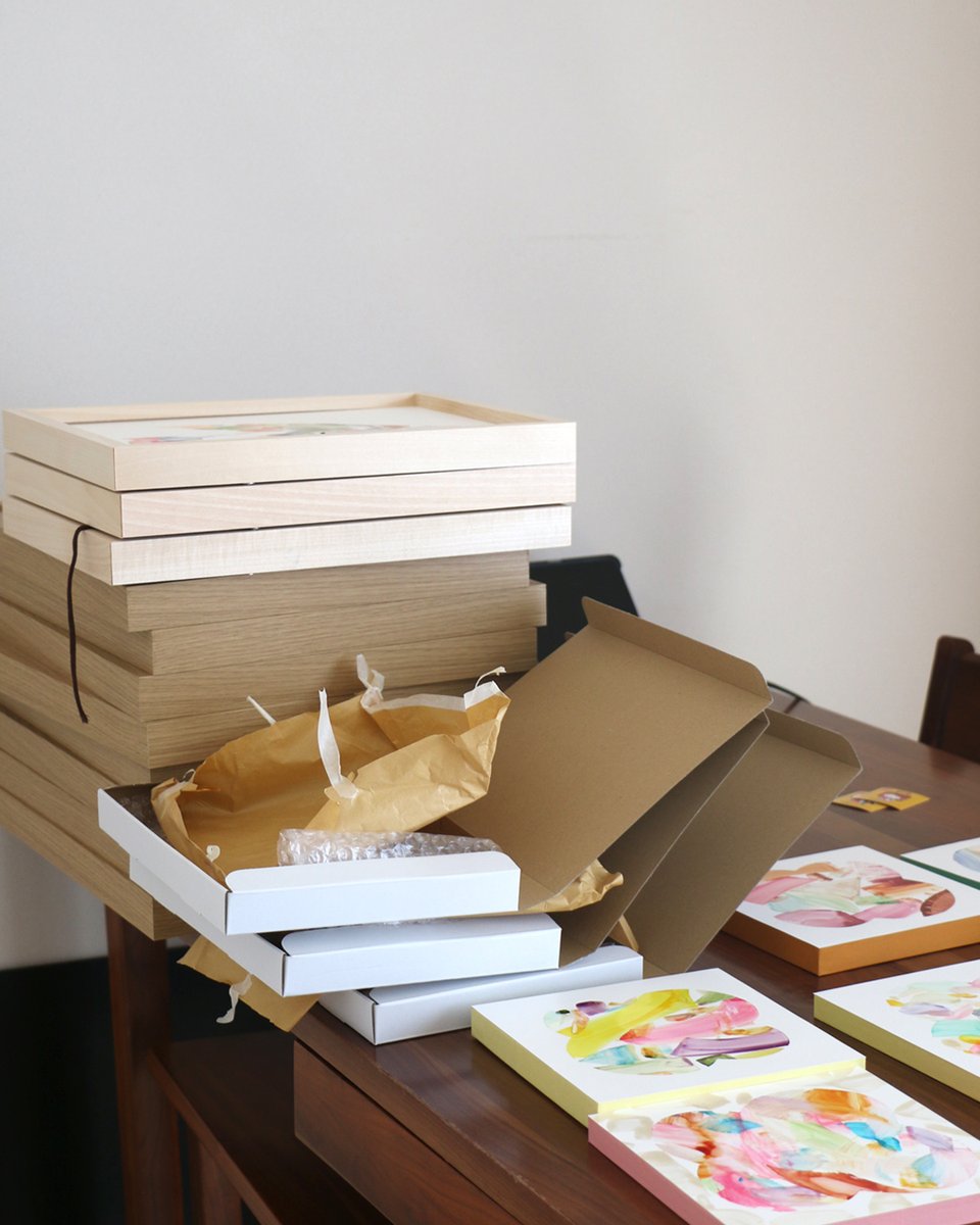 日曜に個展が終了いたしました。
たくさんの方とお話することが出来て
笑いに溢れた本当に幸せな日々でした☺️

誰も来ないのではと思っていたので
来て下さって感激です！！

どの方もめちゃくちゃ優しくて
しばらくはこの余韻で心ぽかぽかに
過ごそうと思っています♡