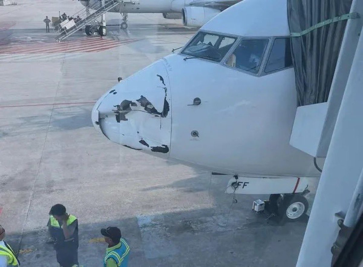 HavaSosyalMedya's tweet photo. Garuda Indonesia’nın #GA176 Jakarta-Pekanbaru seferini gerçekleştiren PK-GFF tescilli Boeing 737 uçağı, sefer esnasında henüz bilinmeyen bir sebeple radom bölgesinden hasar aldı.
Havayolu şirketi yaptığı açıklamada, “Uçağın inişinin ardından mühendisler ve uçuş ekibi tarafından gerçekleştirilen görsel incelemede, radomun ciddi şekilde hasar aldığı tespit edildi. Hasarın nedeni henüz bilinmediğinden olayla ilgili inceleme süreci devam etmektedir.” ifadelerine yer verdi.