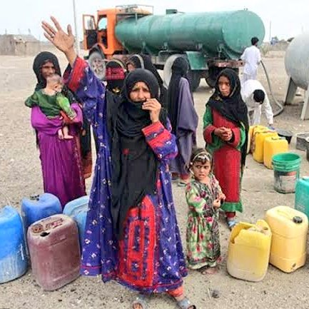 TayyarShahin's tweet image. #عکس_جنگ_نیست و اینا هم آوارگان جنگی نیستند؛
مردم بلوچستان ایران هستند که #آخوند به دلیل تبعیض مذهبی، عمداً از بدیهی‌ترین امکانات و زیرساخت‌های جامعهٔ انسانی محرومشون کرده.