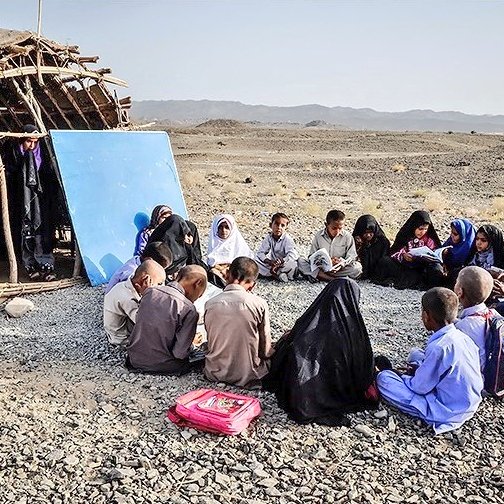 TayyarShahin's tweet image. #عکس_جنگ_نیست و اینا هم آوارگان جنگی نیستند؛
مردم بلوچستان ایران هستند که #آخوند به دلیل تبعیض مذهبی، عمداً از بدیهی‌ترین امکانات و زیرساخت‌های جامعهٔ انسانی محرومشون کرده.