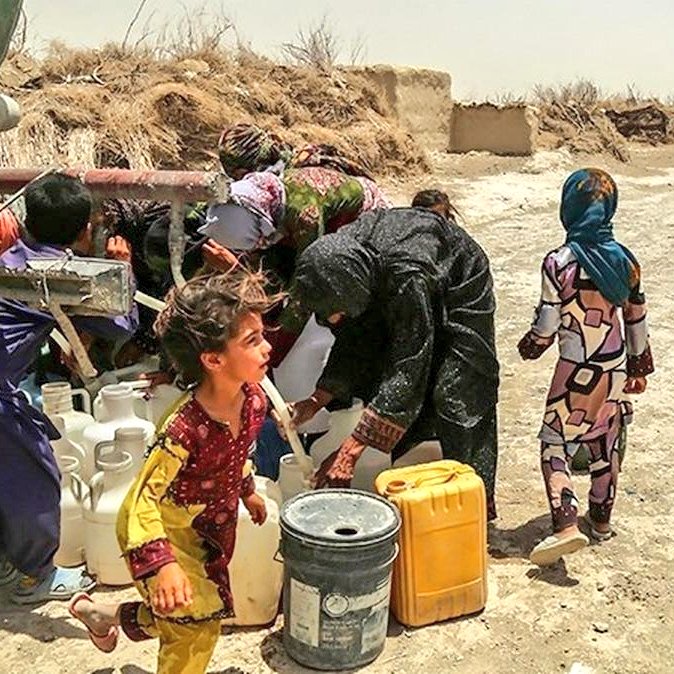 TayyarShahin's tweet image. #عکس_جنگ_نیست و اینا هم آوارگان جنگی نیستند؛
مردم بلوچستان ایران هستند که #آخوند به دلیل تبعیض مذهبی، عمداً از بدیهی‌ترین امکانات و زیرساخت‌های جامعهٔ انسانی محرومشون کرده.