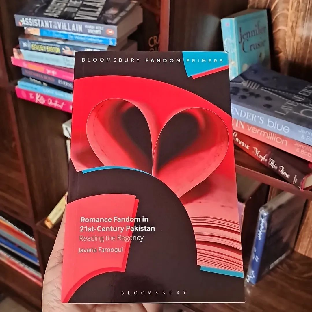 JavariaFarooqui's tweet image. So good to come across your own book while spring-cleaning the books you own. "Romance Fandom in 21st-Century Pakistan" examines Anglophone romance reading community in Pakistan &amp;amp; highlights the readers' perspective and preferences.
#Romance #Fandom #Pakistan #ReadersCommunity