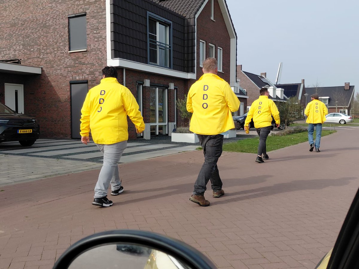 DDO_0412's tweet photo. ▪︎CAMPAGNE LITH▪︎ 
Ook in Lith hebben we onze boodschap van een kleinere overheid, minder subsidies naar culturele instellingen, referenda en een streep door de plannen van het industriële windpark ruimschoots verspreid. #verkiezingen #lith https://t.co/WyD9gmrbhu
