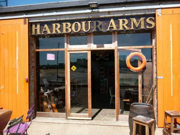 GBbooze's tweet image. Harbour Arms, Stone Pier, #Margate 🍻
Originally a lock-up space where local fishermen dried their nets and stored their equipment, it is situated at the end of the pier. Harbour Arms is a family-run micro pub that serves a range of local and national ales and ciders.