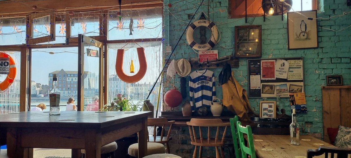 GBbooze's tweet image. Harbour Arms, Stone Pier, #Margate 🍻
Originally a lock-up space where local fishermen dried their nets and stored their equipment, it is situated at the end of the pier. Harbour Arms is a family-run micro pub that serves a range of local and national ales and ciders.