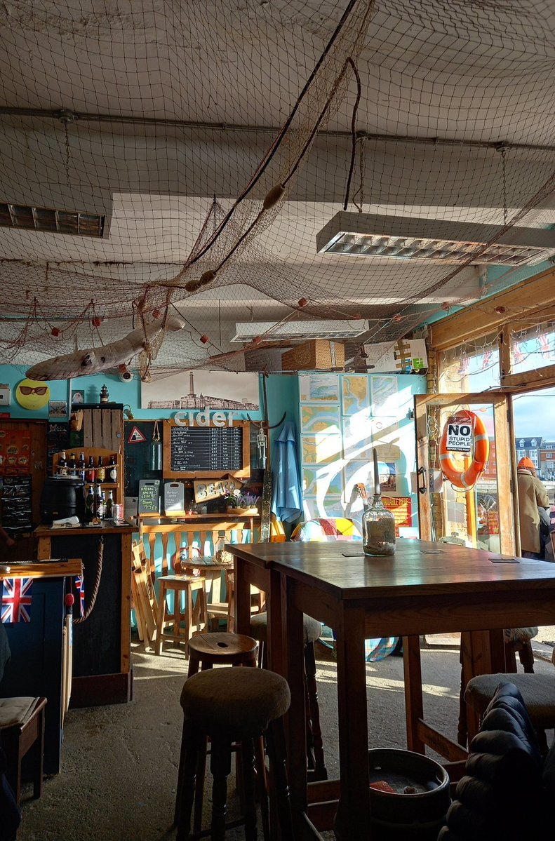 GBbooze's tweet image. Harbour Arms, Stone Pier, #Margate 🍻
Originally a lock-up space where local fishermen dried their nets and stored their equipment, it is situated at the end of the pier. Harbour Arms is a family-run micro pub that serves a range of local and national ales and ciders.