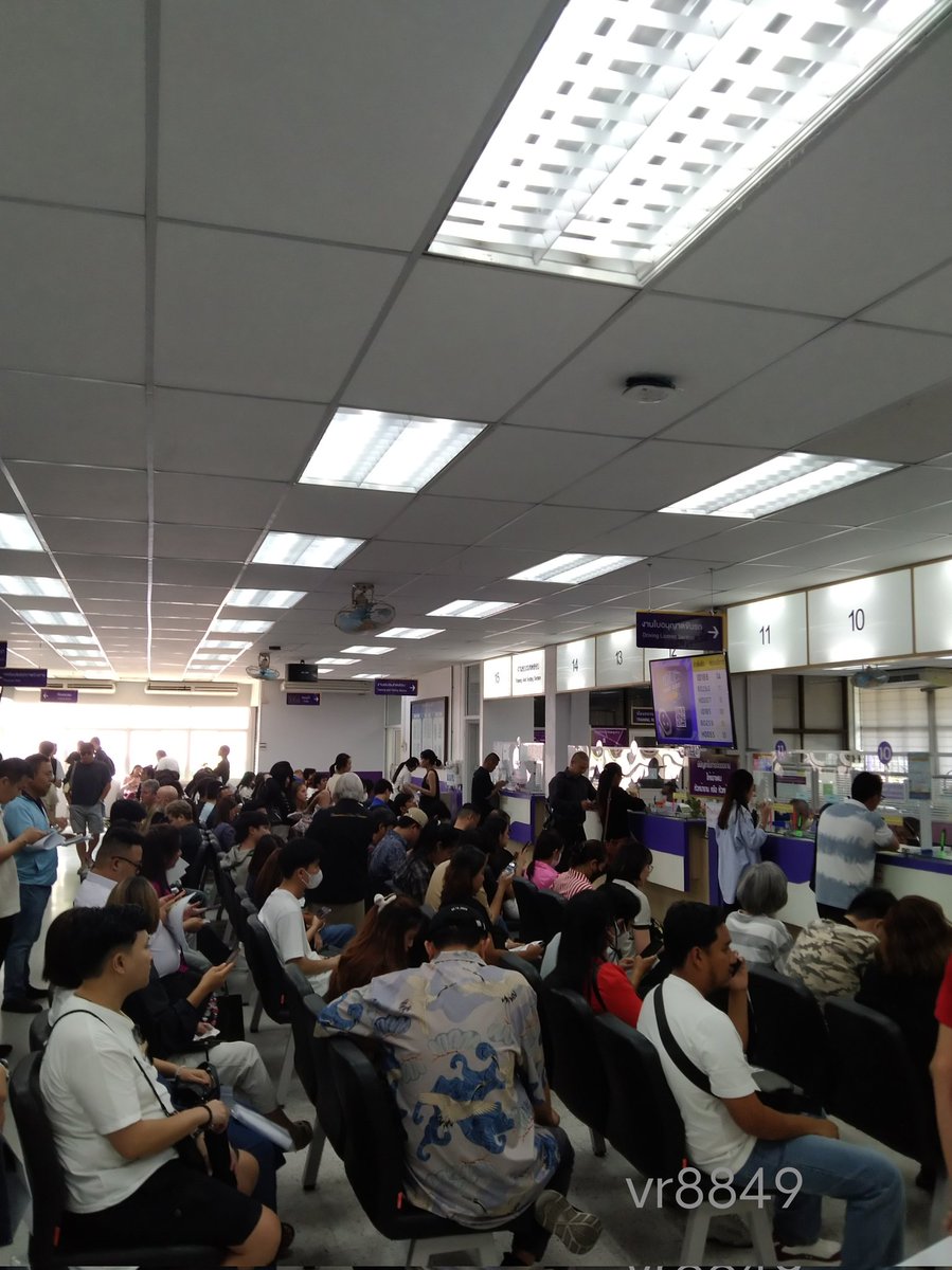 vr8849's tweet photo. ท่านที่จะใช้บริการ สำนักงานขนส่ง สุขุมวิท 62  ถ้าไม่จำเป็นหลีกเลี่ยง  เนื่องจากด้านในอยู่ระหว่างปรับปรุงอาคารสถานที่  จุดบริการล้อเลียน service Drive Thru for Tax ยังใช้ไม่ได้ ด้านในรถติดครับ เจ้าหน้าที่บอกว่าจะเปิด หลัง มิ.ย.  ครับ
@js100radio 
@fm91trafficpro https://t.co/IDWk0ZIZZ7