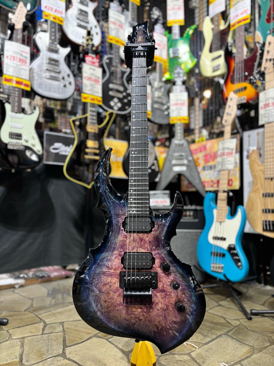 bbsapporock's tweet photo. 【#ESP FRX-CTM (Burled Maple)】
今回の #FRX もかなり良い個体です💭
この前の物より落ち着きのある色、杢目でたまらんです🤤
見た目もサウンドもV系好きさんに是非オススメしたい一本🌹🖤
ご試奏お待ちしております‼️
#BIGBOSS札幌 https://t.co/rnZDg3Ic3F