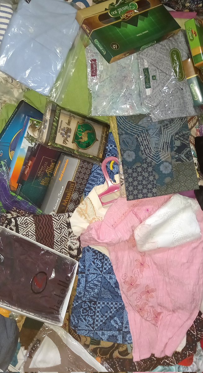 khayrarandom's tweet photo. Beres bongkar lemari. Ada sarung, batik, baju2 cowo cewe. New &amp; preloved. Start 20k - 200k. Foto detail menyusul. Bisa co oren juga ya 🤗
📍Solo https://t.co/DczdmIZMIu