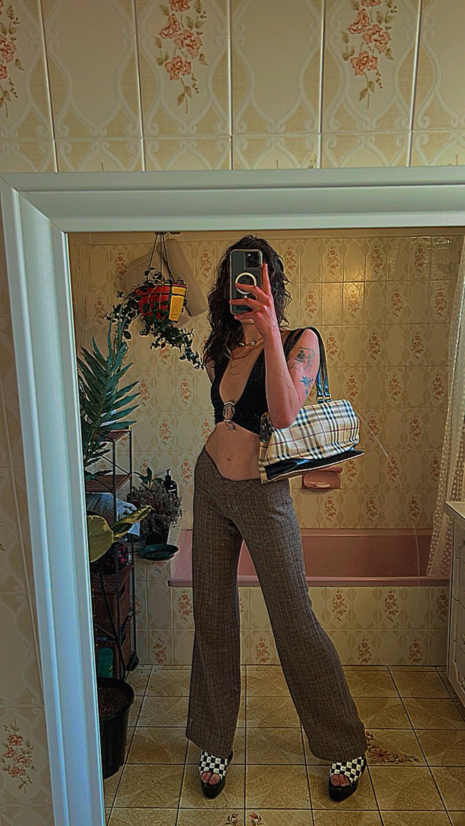 queen of Headaches tweet media