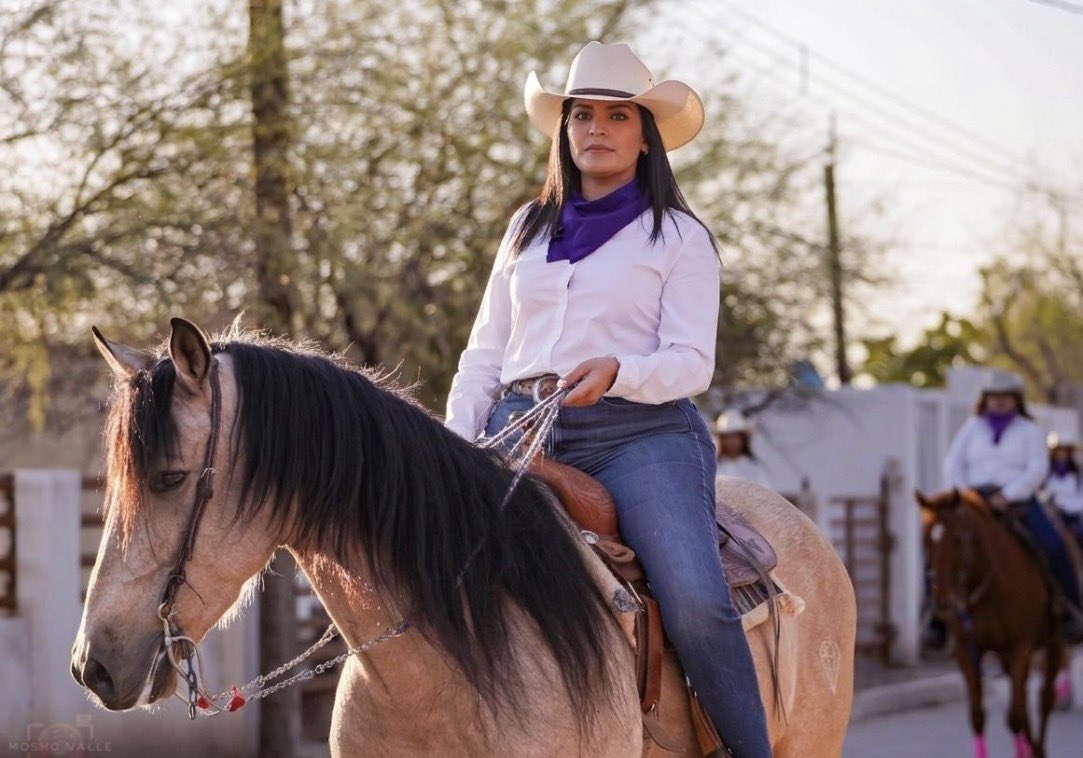 Angievv5's tweet photo. Primer Cabalgata en Conmemoración del Día Internacional de la Mujer 💜 https://t.co/bQeaMfKJ6G