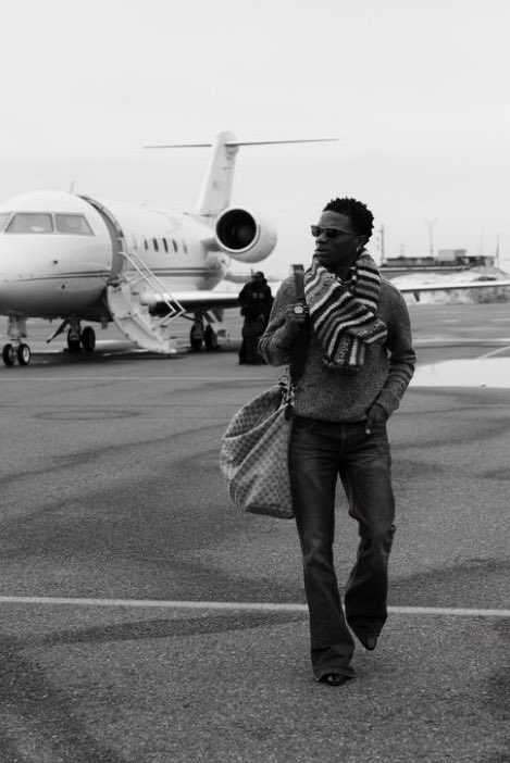 Guccistarbol's tweet photo. you just have to love everything about Wizkid, this guy is just so different, man has the African spirit, foreign soul &amp; class altogether🦁 

This picture speaks volume &amp; great aura! My icon my idolo, I’ll always love you till after life @wizkidayo ❤️ https://t.co/3eEoC0VHMv