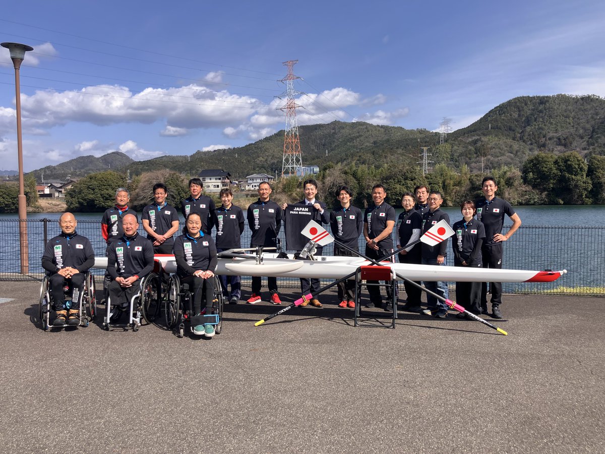 H_Sahara's tweet photo. パラローイング日本チーム3月強化合宿。
2回目の岐阜県川辺（かわべ）漕艇場にて。

風が吹いても水面がそこまで荒れない水域なので、春先の合宿にもってこい。毎日乗艇できました。

昨年就任した37歳、木下町長は激励に来て頂いて、地元・中日新聞さんは写真入りの記事にしてくれました。 https://t.co/yioYnZkYI9