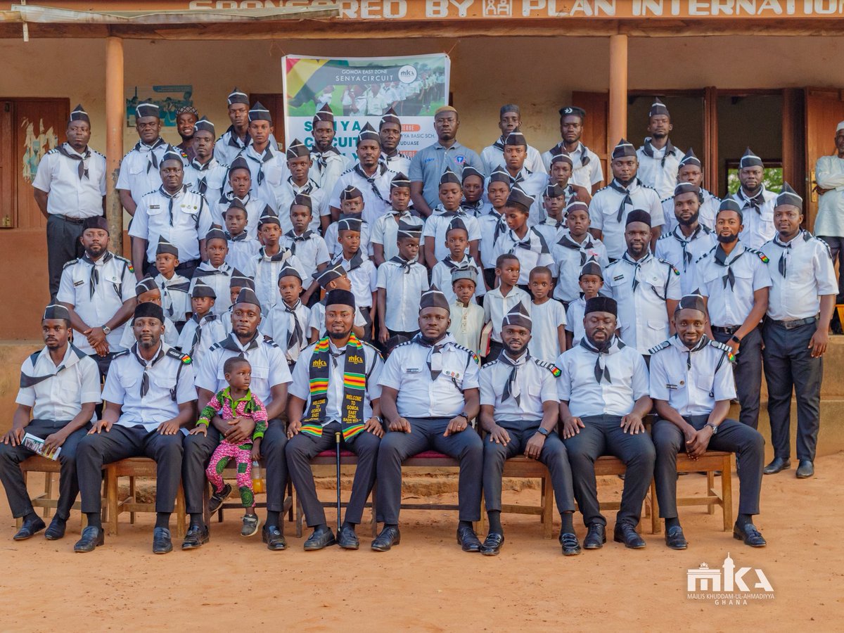 mkaghana's tweet photo. Sadr Mulk, MKA Ghana 🇬🇭, together with his dedicated Aamila, joined members of the Senya Circuit for a memorable group photo.
#ThankYouTour #MKAGhana #KhuddamGhana #IslamAhmadiyya
Visit us @ https://t.co/CuMHlOWCV1 https://t.co/cWHtJNwzNR