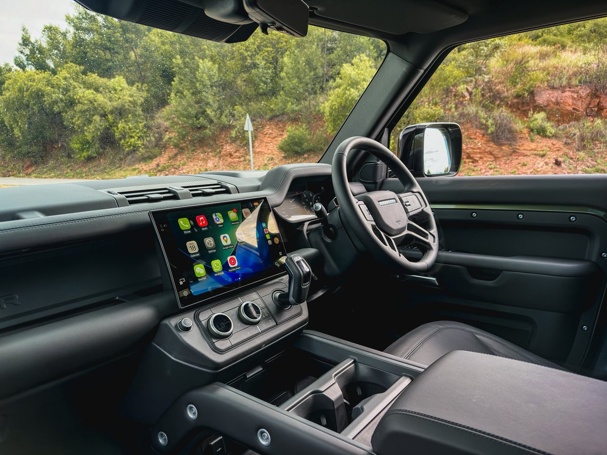 khuleonwheels's tweet photo. We kick off the week in the updated Land Rover Defender 110 D350 X-Dynamic HSE. Changes to the large SUV are subtle. It now features revised headlights, smoked rear lamps that sit flush instead of the previous hollow design, and a…#LandRoverSA #Defender110 #DefenderD350 https://t.co/TESKaSlqV0