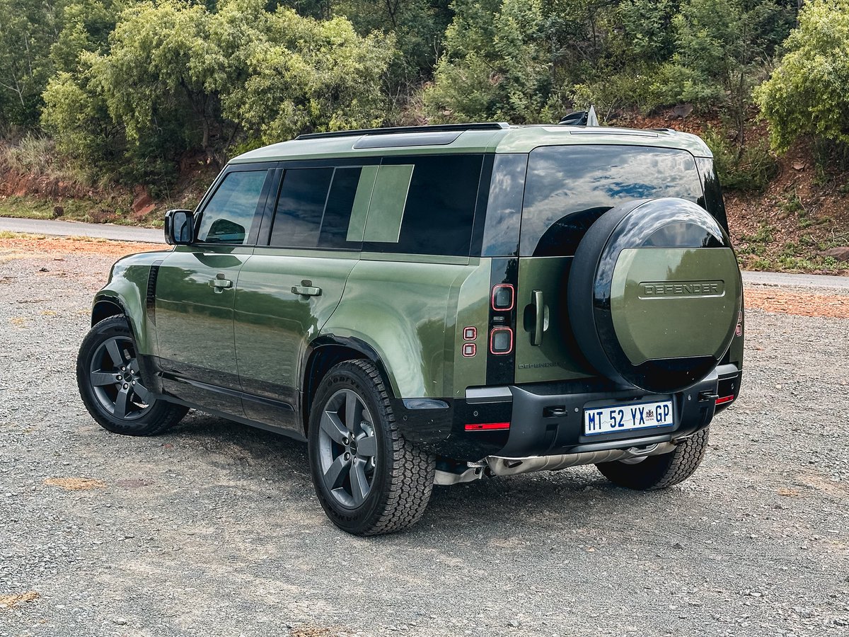 khuleonwheels's tweet photo. We kick off the week in the updated Land Rover Defender 110 D350 X-Dynamic HSE. Changes to the large SUV are subtle. It now features revised headlights, smoked rear lamps that sit flush instead of the previous hollow design, and a…#LandRoverSA #Defender110 #DefenderD350 https://t.co/TESKaSlqV0