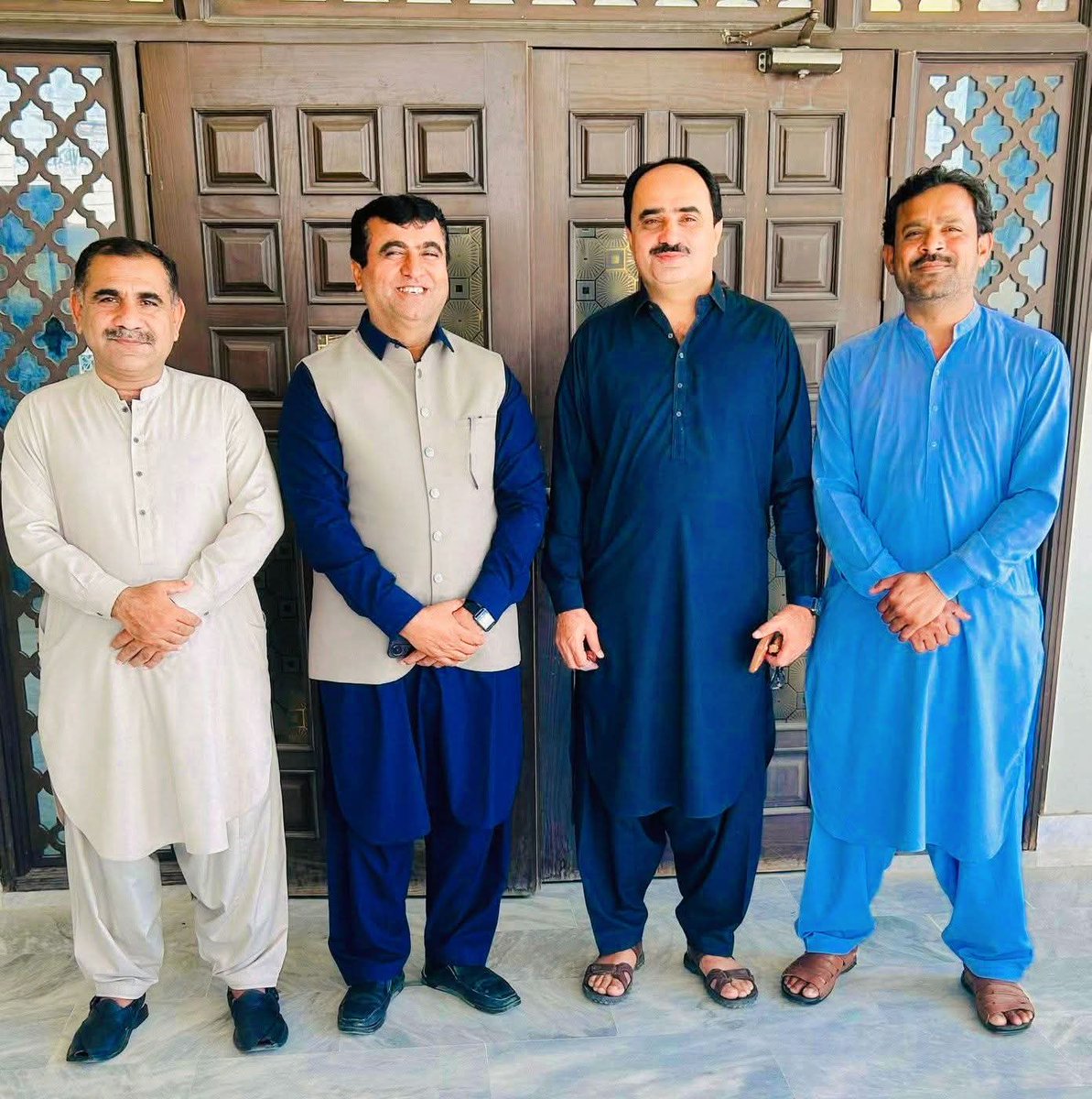 EssirBheel's tweet image. گرو جي Bansi Malhi صاحب جا لک لائق جيڪو قرب جا 
قدم ڀري اسانجي نئي آفيس تي ڪهي آيا۔
#office 
#officespace 
#seniors