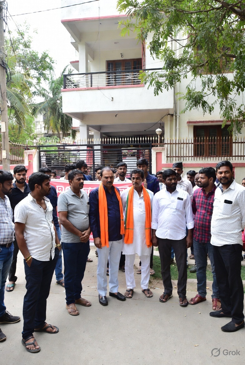 HitlerASM's tweet photo. @HimantaBiiswa @gupta_rekha Bajrang Dal members gathered at Tarun Bhai’s house, demanding justice for him.  #JusticeForTarun #JusticeForTarunKhatik https://t.co/m1QHVjRM2M