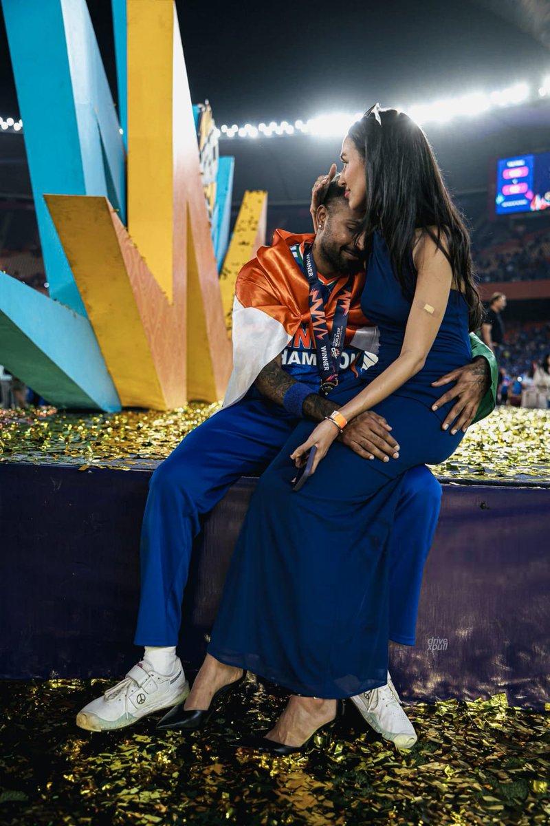 PramodKuma79446's tweet image. "खुशी में भी तिरंगा सर्वोपरि है! 🇮🇳
@hardikpandya और @ishankishan ने गर्लफ्रेंड्स के साथ ग्राउंड पर ध्वज लपेटकर अश्लील हरकतें कीं – ये सब होटल में कर लेते!
ये भारतीय परंपरा और तिरंगे का घोर अपमान है।
सार्वजनिक माफी मांगो, वरना शर्मिंदगी ही बचेगी!
#RespectTheFlag #Shame