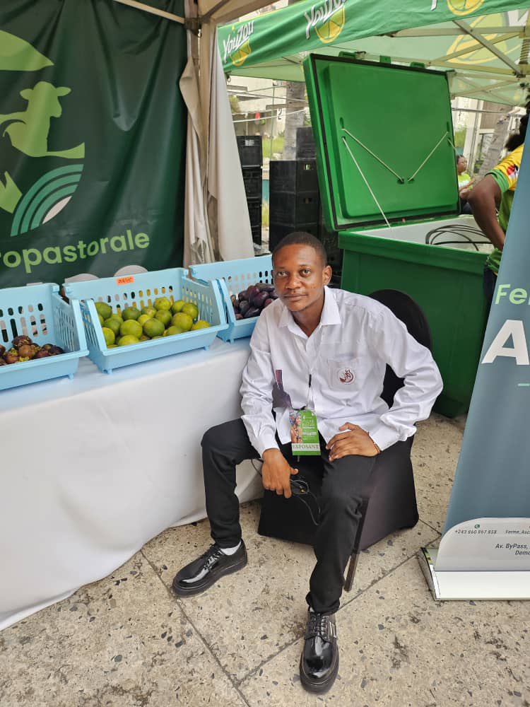 KadafiSerge's tweet image. #Entrepreneurship Deux jours d’exposition au #pullmanhotel à l’occasion de la journée internationale de la femme. Nous avons exposé nos produits de la ferme bio , et ceux transformés… @central_sage @TanyaNzeba