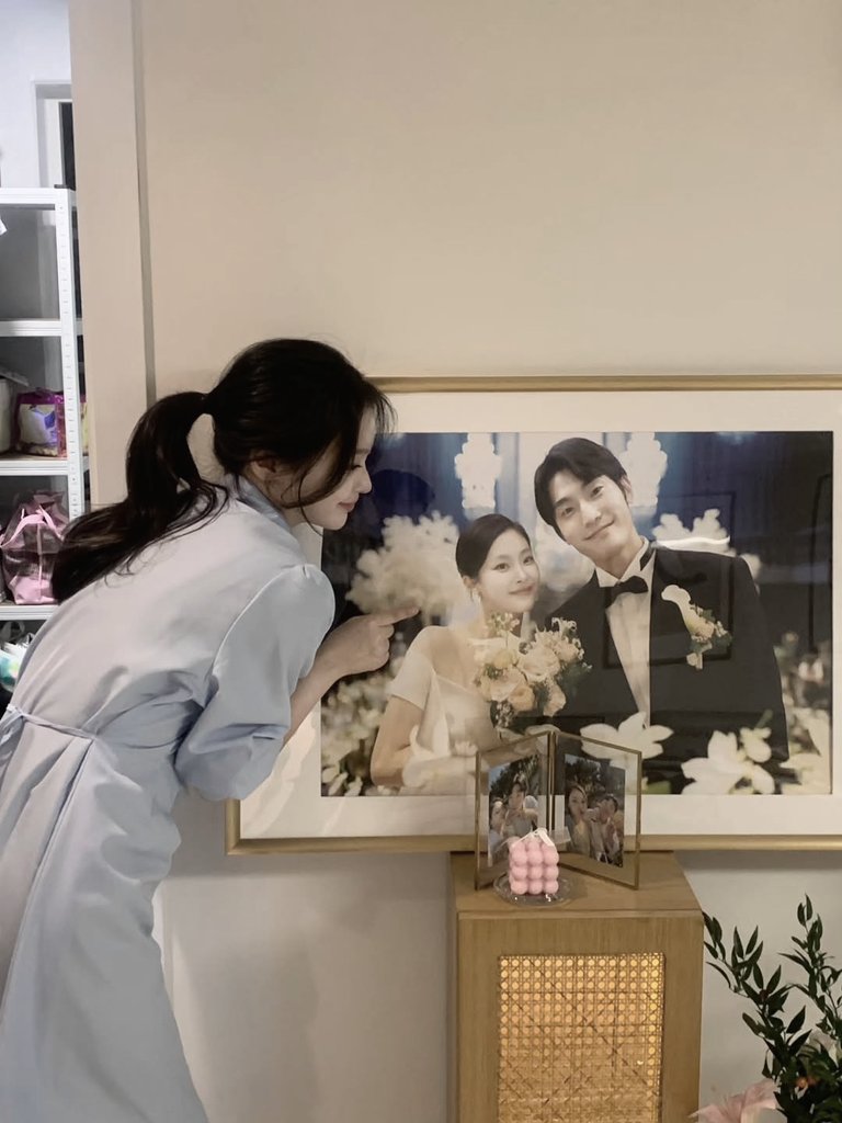 choiheejim's tweet photo. me pop-ing! as a Cameo for <Boyfriend On Demand>, also counted as Jisoo unnie #1 supporter! ㅎㅎ the shoot was so fun and pretty catched, everyone please looking forward! <3 https://t.co/YfvwnlbTta