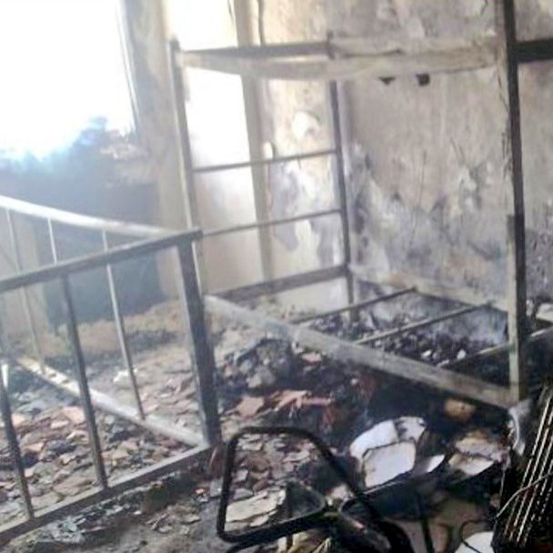 TayyarShahin's tweet image. #عکس_جنگ_نیست
کوی دانشگاه تهران در ۱۸ تیر ۱۳۷۸ است که #آخوند بهش حمله کرد و خون دانشجویان بی‌گناهش رو ریخت.