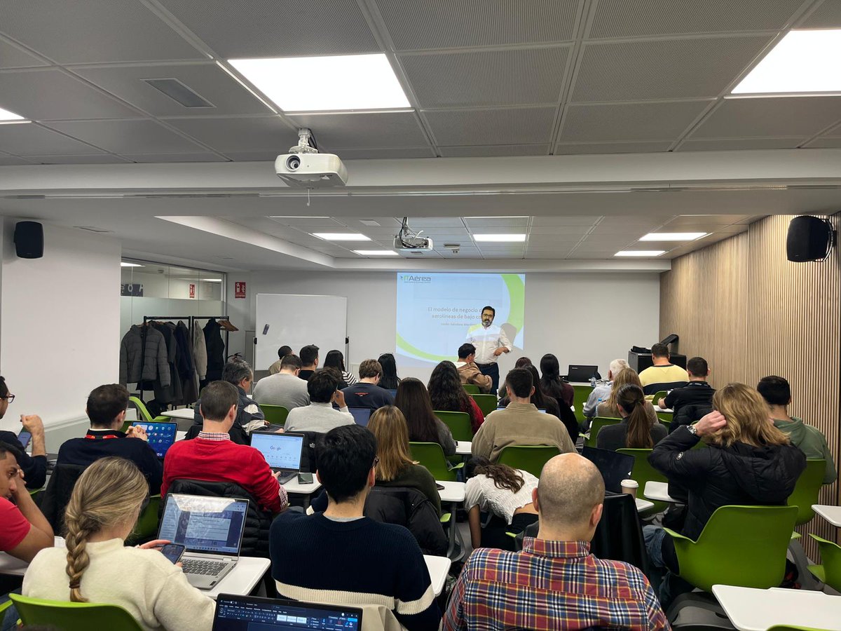 El pasado fin de semana contamos con la presencia en nuestras clases de:

- D. Antonio Gimeno, Director General de Air Europa Express.

- D. Javier Gándara, Dir. General Easyjet sur Europa, Presidente de Honor ITAérea.

Nuestro agradecimiento por su participación.