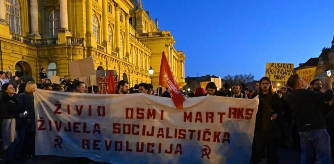 Poziv na revoluciju!? Socijalističku!? Je li ovo po napucima Viktora Gotovca <a href="/GotovacViktor/">Viktor Gotovac</a>  i Dražena Lalića?🤡
I onda se ovi čude što ih se provocira usklicima, pozdravima!?