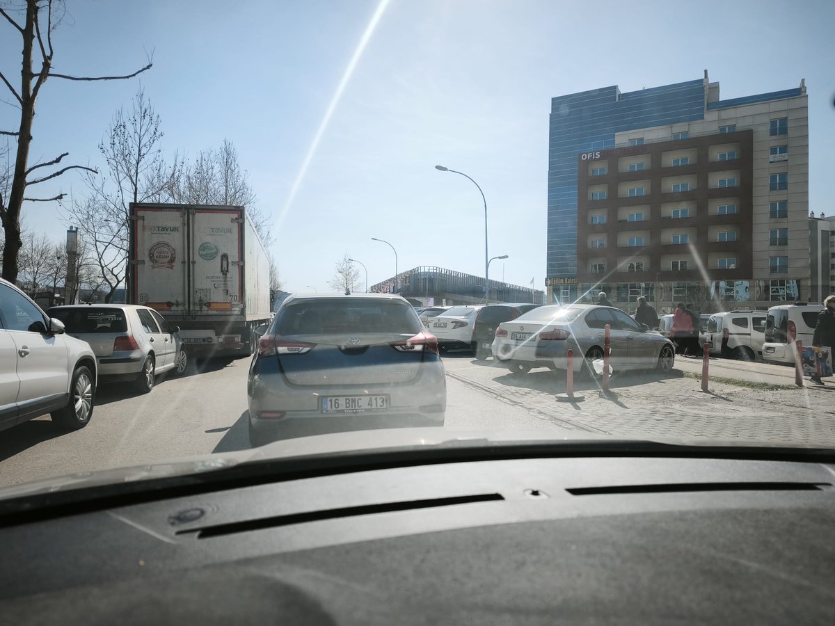 Bursa'nın en yoğun yapılaşmaya sahip bölgelerinden 23 Nisan Mahallesi'nin, İzmir Yolunun Ankara istikametine neredeyse tek bağlantısı olan ve her sabah büyük trafik yoğunluğu yaşanan bir alana, hiç bir trafik düzenlemesi yapmadan otopark alanı yetersiz koca bir market açılmasına