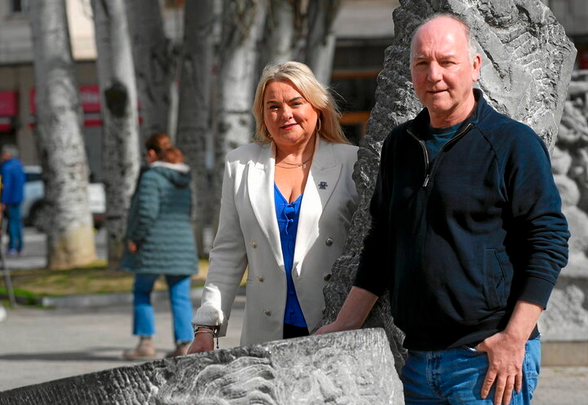 naiz_info's tweet photo. [AHORA EN ABIERTO]

«La no asunción de responsabilidad del Estado causa dolor a las familias»

https://t.co/tbwekW3OB0

Sandra Duffy, exalcaldesa de Derry, y Tony  Doherty, presidente del Bloody Sunday Trust e hijo de una de las  víctimas, en Gasteiz el 3 de Marzo

@GARA_ikerbizkar