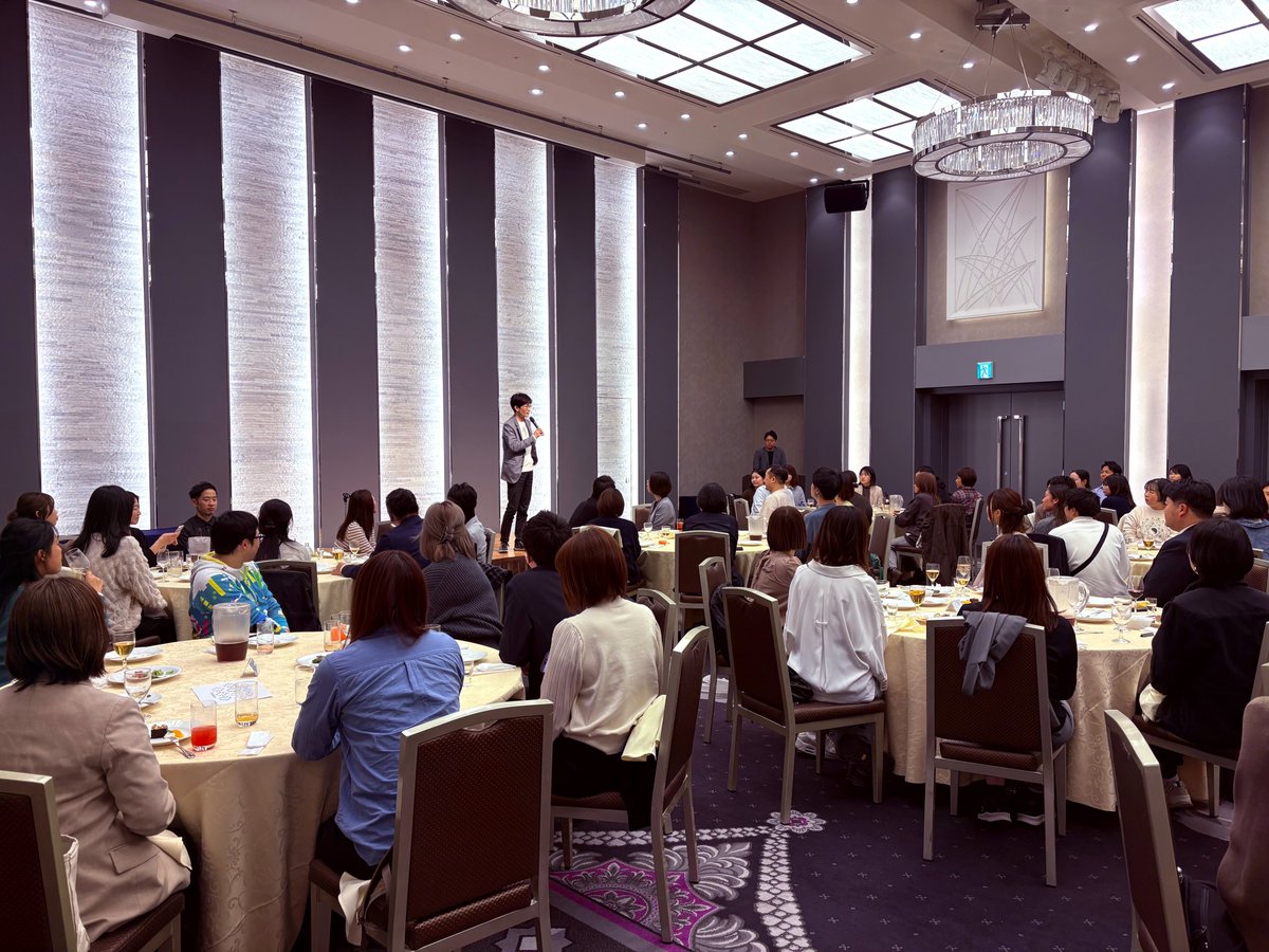 interzone_an's tweet photo. 金曜日は26期2Q経営会議・締め会でした✨

会議では各部門からの実績報告や3Qの計画共有がされました。
締め会は初めての会場「ホテルメトロポリタン」でした！（キレイな会場で嬉しい）

幹事の皆がAIを活用した余興を考えてくれて、とても盛り上がりました🥳
AI凄いです。 https://t.co/lIjkRHmLvp