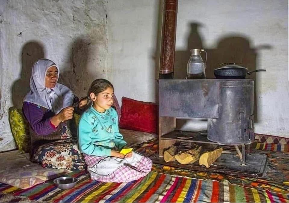 Sonra annesi kızın saçını örmekten vazgeçti,
Düz olsun” dedi
Dümdüz”
Sonra kaderin benzer.

Öyleyse dedi küçük kız
Ortadan ayır”,
Tamam” dedi anne,
Bir yanı hüzün olsun bir yanı tebessüm.!
~
Mehmet Deveci