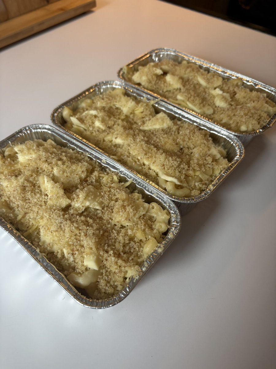 오늘 맥앤치즈 만들었는데 실수로 소스를 너무 많이 만들었고… 마카로니를 넣은 후에야 알아채버려서 마카로니를 두번이나 더 삶아서 ㅋㅋㅋㅋㅋㅋㅋㅋㅋ 이런 어마어마한 양이 되었다 소분해서 마늘빵가루 뿌려서 냉동했다 갑분 밀프렙 😆