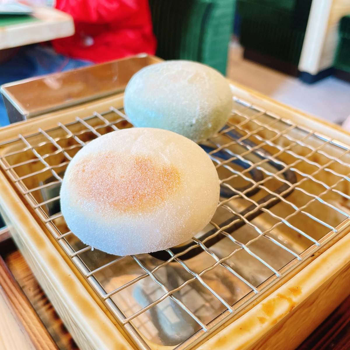 tm_micco's tweet photo. 自分でも驚くほど綺麗に焼けた大福たち。火の強さは4〜5にするのが正解。 https://t.co/qconxH7QMR