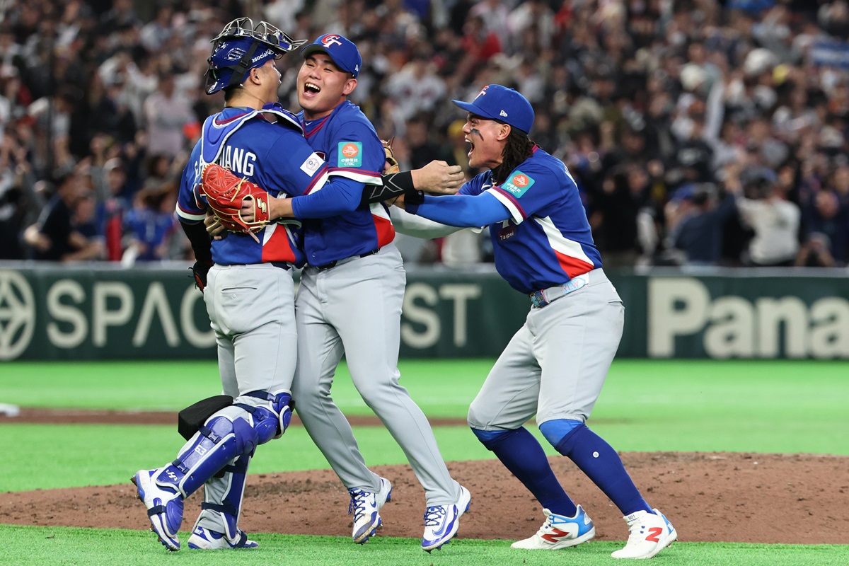 SiteTaiwanInfo's tweet image. Des membres de l’équipe de #Taiwan célèbrent leur victoire 5-4, obtenue lors des prolongations, contre la #Corée du Sud dans la poule C de la Classique mondiale de base-ball 2026, le 8 mars au Tokyo Dome. 

#WorldBaseballClassic2026 #TeamTaiwan

📸CNA