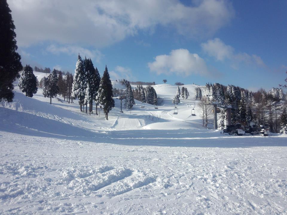 shiratorikogen's tweet photo. こんにちは😊
スノーウェーブパーク白鳥高原です
週末に少しだけ雪が降ってくれて
ゲレンデはまだまだ全面滑走OKです⛷️❄️

ジャンプ台も引き続きオープン中
春スキー、のんびり楽しみましょう
#スノーウェーブパーク白鳥高原
#白鳥高原スキー場
#春スキー
#パークアイテム
#スノーボード
#岐阜スキー場 https://t.co/mR6J4vlM2g