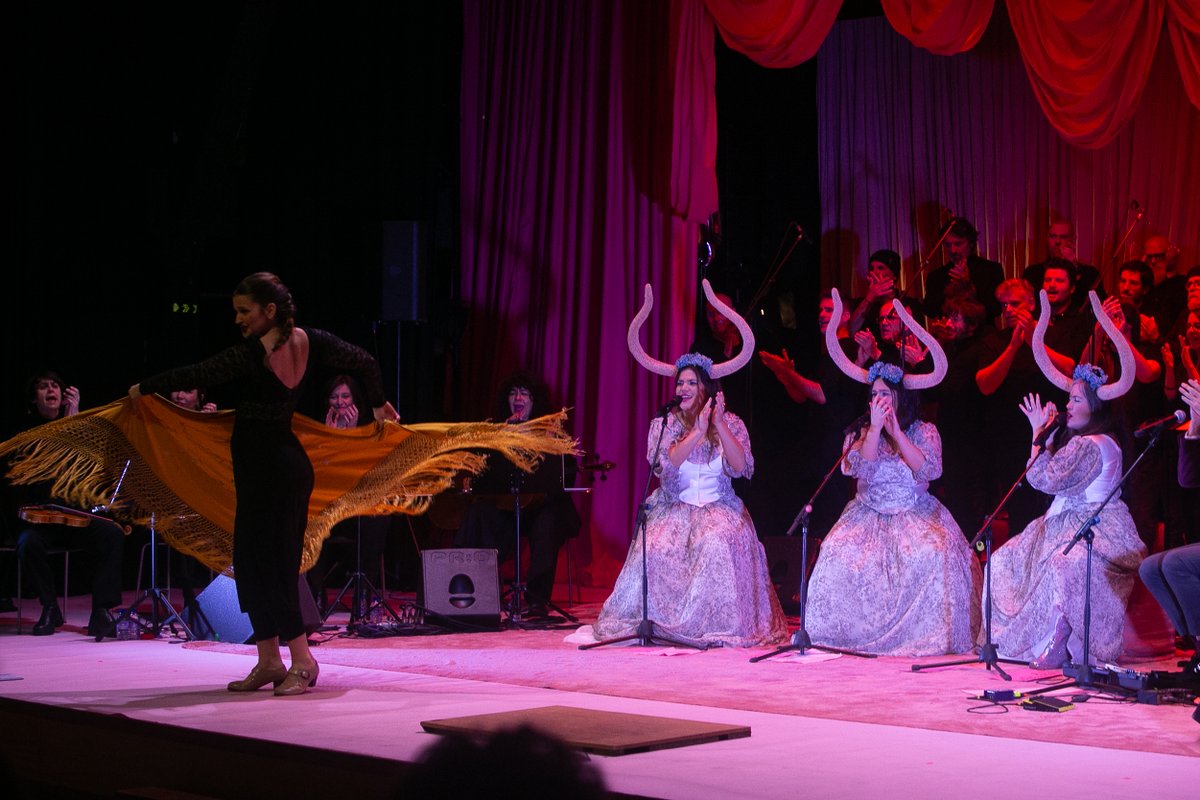 DACCultura's tweet photo. Así foi o concerto de De Vacas en Carballo dentro da programación da Deputación da Coruña polo 8M. 🎶
Unha noite de música, humor e reivindicación para celebrar a cultura e a igualdade.
#DeVacas #Carballo #8M #DeputaciónDaCoruña #CulturaGalega https://t.co/p2cwF9V7bj
