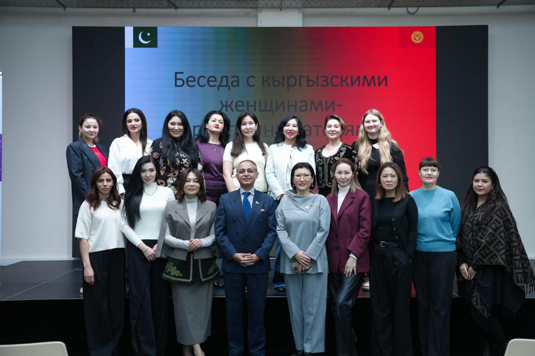 PakinKyrgyzstan's tweet photo. Amb @altamashw interacted with Kyrgyz businesswomen to highlight their pivotal role in driving #EconomicGrowth and fostering harmony. #WomenEmpowerment is not only an economic need but also a moral imperative. #AUCA #WomenInLeadership #GenderEquality #CentralAsia https://t.co/cMAAXTbDU5