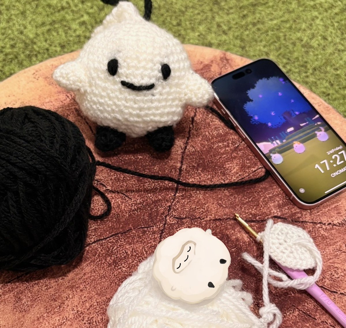 🧶毛糸の上でひとやすみ

あみぐるみを編んでいたら、
いつの間にかモコモコが
ふわふわの特等席を見つけていました。

どうやら、ここが1番落ち着くみたいです☺️

#手づくりマトぺチャレンジ 開催中！