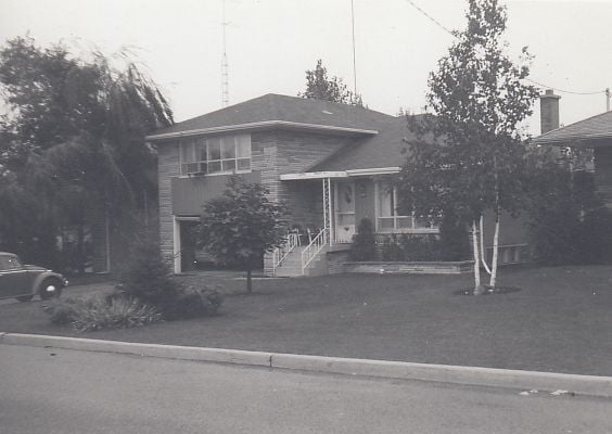 bob_bain's tweet photo. 49 Clifton Avenue Downsview Ontario Canada - I used to rent the basement 5:26 pm https://t.co/8CzytAJTJ0