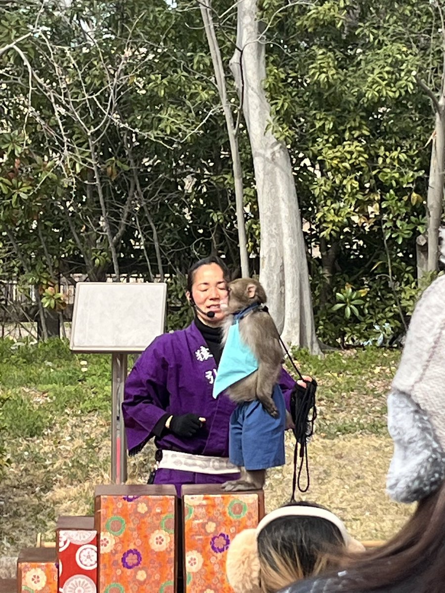 vannessita01's tweet photo. @peta @JaponSecreto  @AnimalPlanet @amazinganiamals @AnimaNaturalis 
Terrible en el castillo de Osaka(Japón) show denigrante 
Algo debe hacerse, vean la cara de este animal amarrado del cuello https://t.co/DjD90m835k