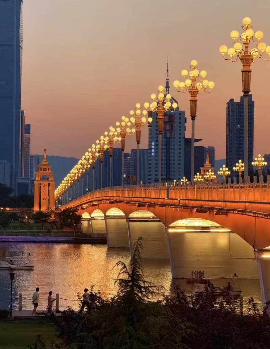 Aujourd'hui, c'est la Journée de la protection des rivières mères en Chine. Sur ces photos, je suis au bord du Changjiang et du fleuve Jaune. Véritables artères culturelles et économiques du pays, ils assurent la subsistance des centaines de millions de Chinois. #ChinaAgenda2026